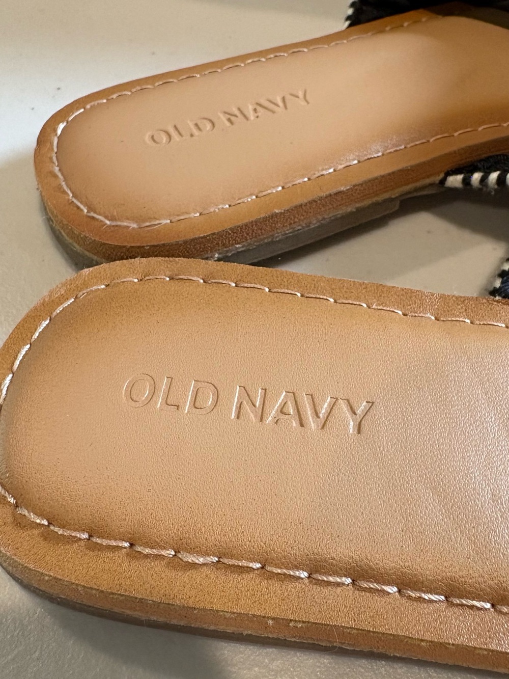 Old Navy - Woven Textured Crisscross Sandals, Shoes. Size 7. Black and white - Picture 4 of 11
